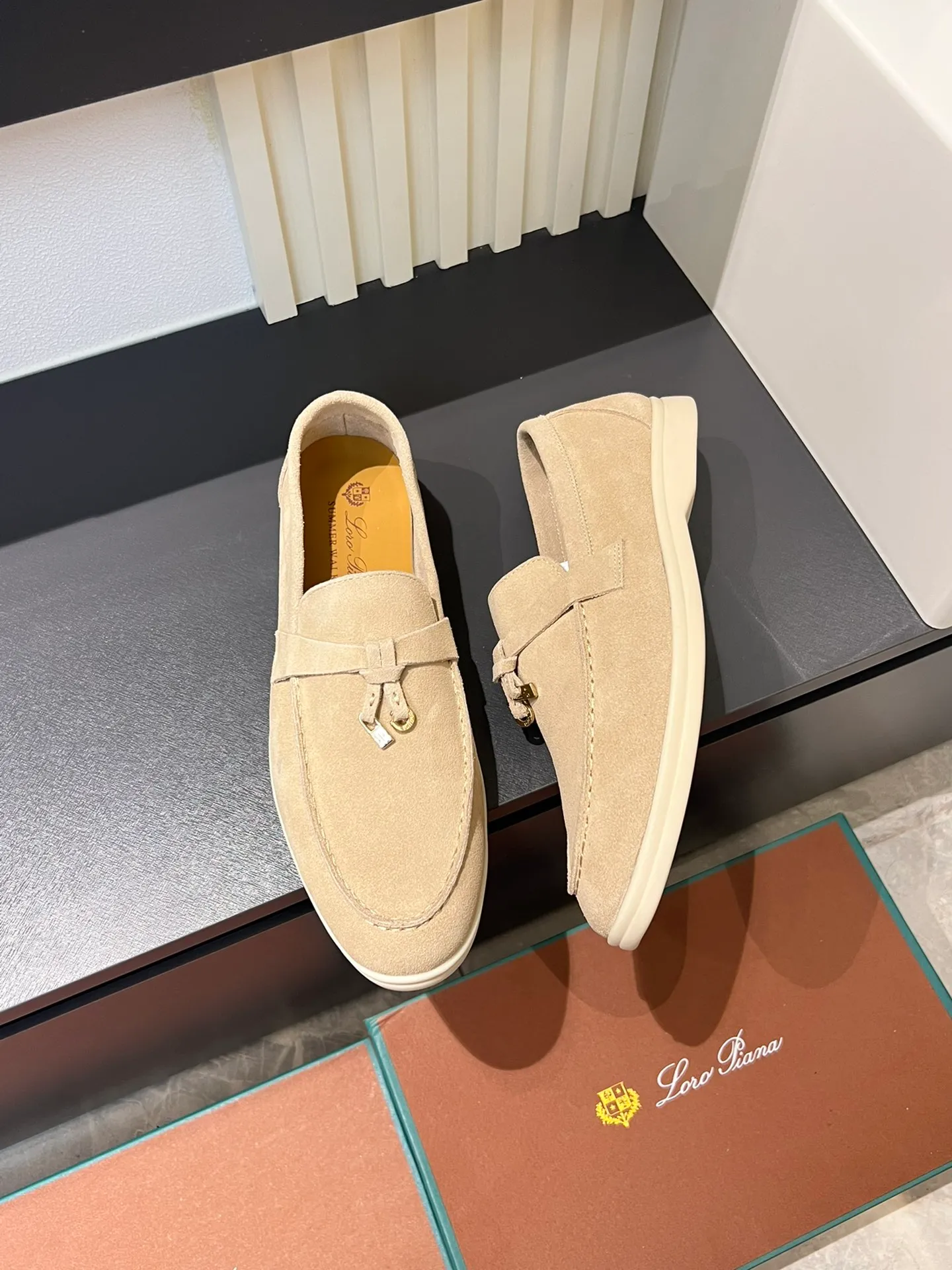 Men's shoes 💰p360 "Loro men's shoes 💰pian'*" Classic L men's shoes for couples 💰p Top version British flat loafers, a must-have item in old money style, the minimalist design is eye-catching and durable, a plus point for dressing The soft foot feel and texture are outstanding. They don’t scratch your feet and are very nice. They are matched with soft and waxy soles. They can be worn daily for a long time without getting tired. They are easy to wear, versatile and classic items, with perfect foot feel and texture! Imported cashmere fabric, the lining is made of imported A-grade water-dyed cow lining, the top version of the genuine leather midsole is sewn with pure handmade mark thread! Size: Female 35-40 (34. Customized) Male 38-44 (45.46. Customized)